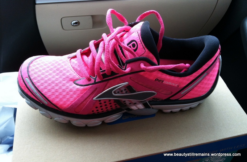 brooks pink shoes